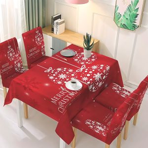 Crveni božićni stolnjak s bijelim kuglicama od pahulja na vrpcama i natpisom Merry Christmas and Happy New Year te crvene presvlake za stolice